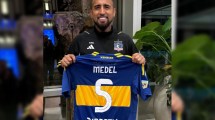 Imagen de Arturo Vidal posó con la camiseta de Boca antes de jugar con River por la Copa Libertadores