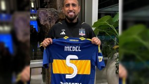 Arturo Vidal posó con la camiseta de Boca antes de jugar con River por la Copa Libertadores