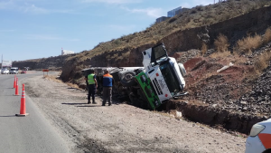 Volcó un camión sobre Ruta 7 en Añelo: hay demoras en el camino petrolero