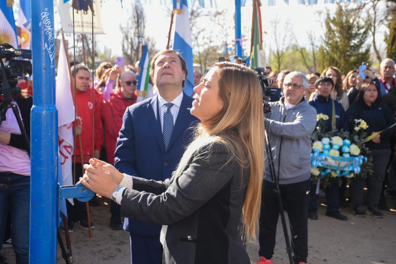 La intendenta María Emilia Soria y el gobernador Weretilneck en la Plaza Villegas, sede del acto central por el Aniversario de Roca. (Foto: Juan Thomes)