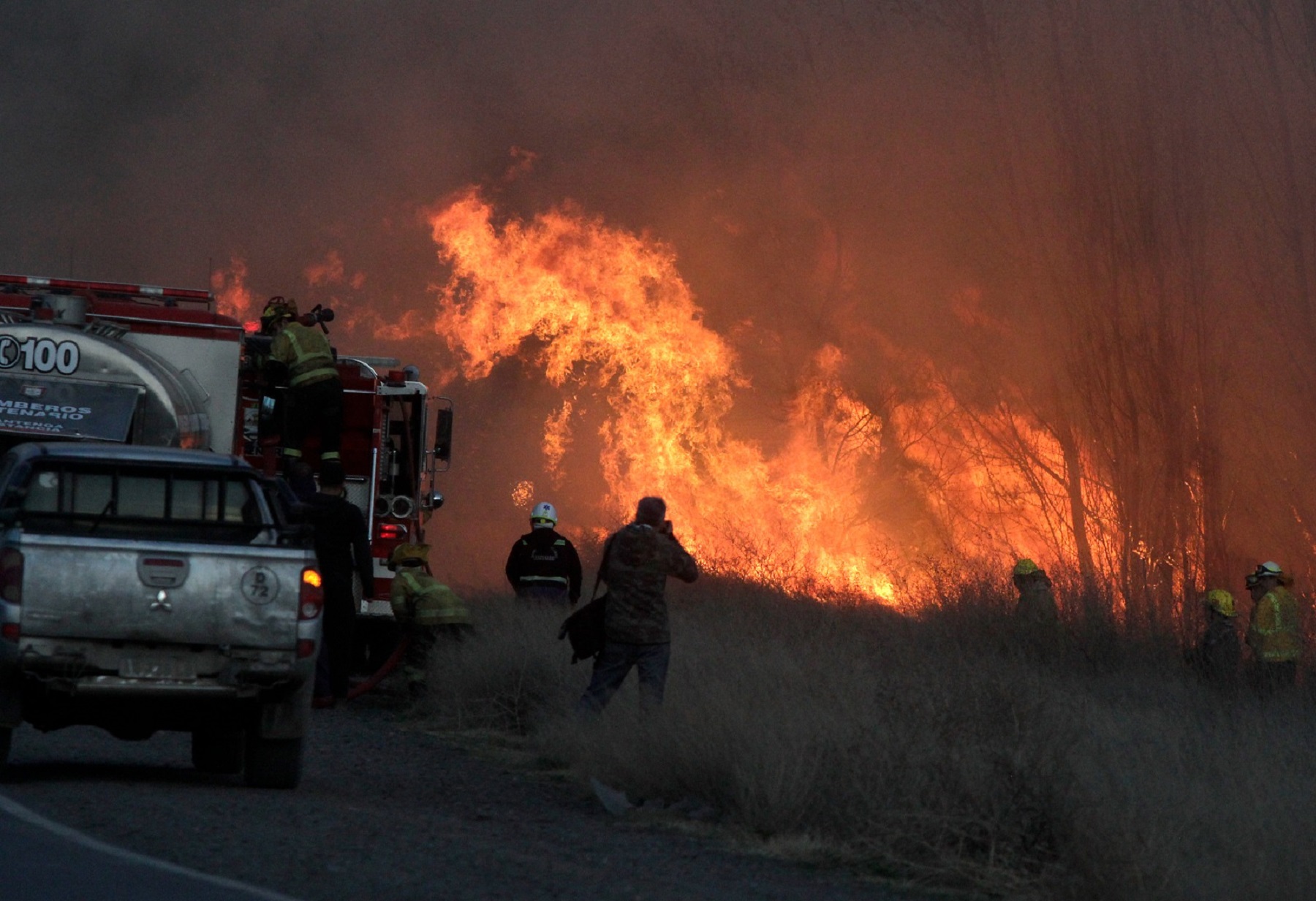 Incendio de pastizales en Valentina Sur en Neuquén. (Foto archivo: Oscar Livera).