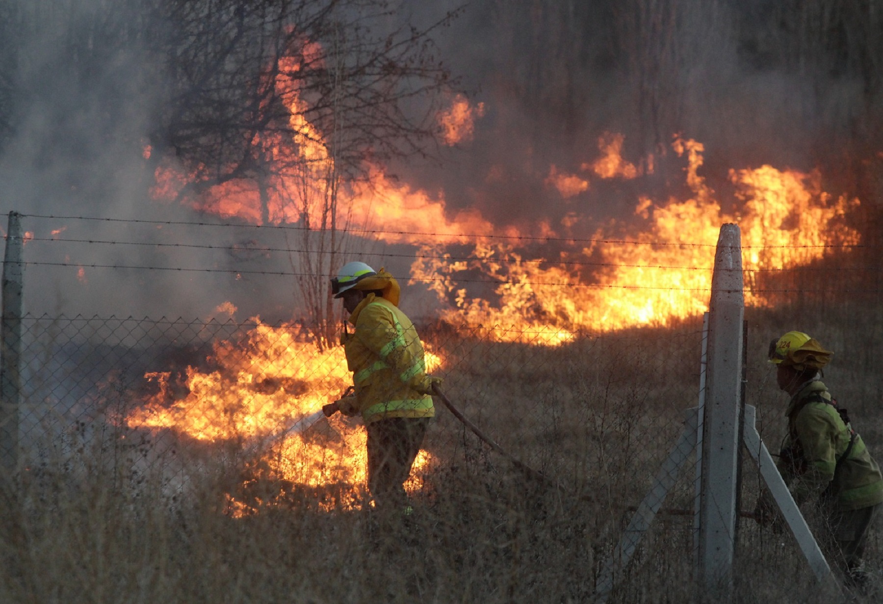 Incendio en la zona del Tercer Puente de Neuquén. Foto: Oscar Livera. 