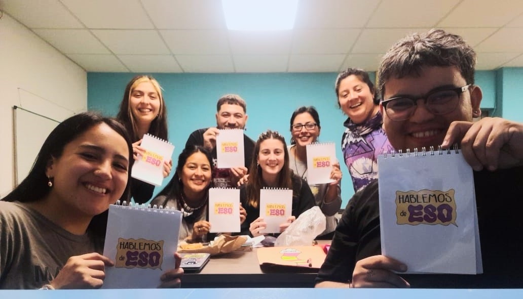 Alberto (derecha) junto al equipo que trabaja en la prevención del suicidio en Allen - Foto: Gentileza. 