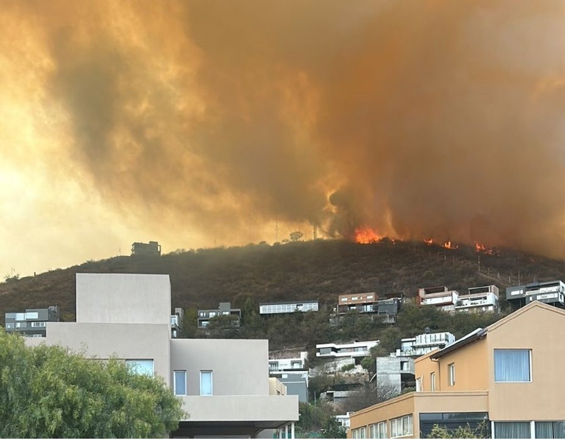 El fuego, desatado. Foto: gentileza Cba24n.