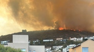 Drama por el fuego en Córdoba: rodeó un country este viernes y hay temor por el pronóstico