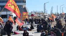 Imagen de Organizaciones sociales reclamaron trabajo y alimentos frente a municipios de Neuquén