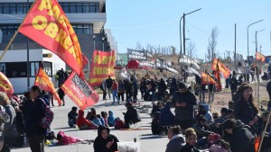 Organizaciones sociales reclaman trabajo y alimentos frente a municipios de Neuquén, este viernes