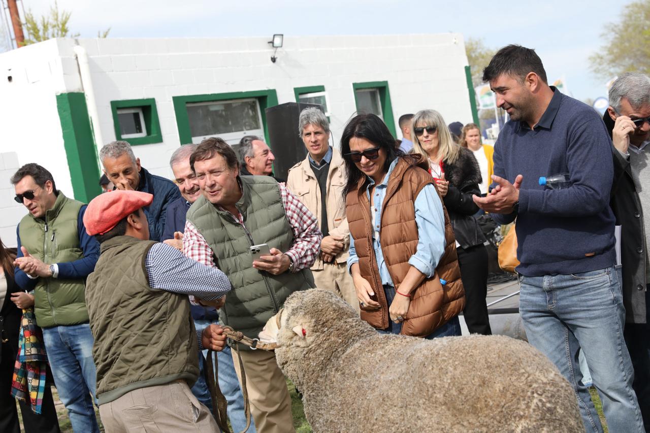 Weretilneck en la Expo Rural de Viedma y Patagones realizó anuncios para administrar la barrera sanitaria. Foto: Gentileza