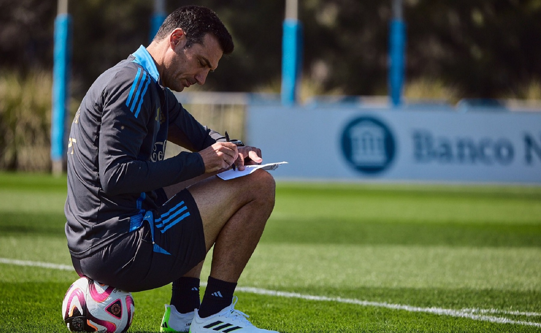 Lionel Scaloni sufrió una baja de último momento en la Selección Argentina. Foto: @Argentina.