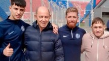 Imagen de Inesperada visita de Ricardo Bochini a Iker Muniain en San Lorenzo: la particular relación que los une