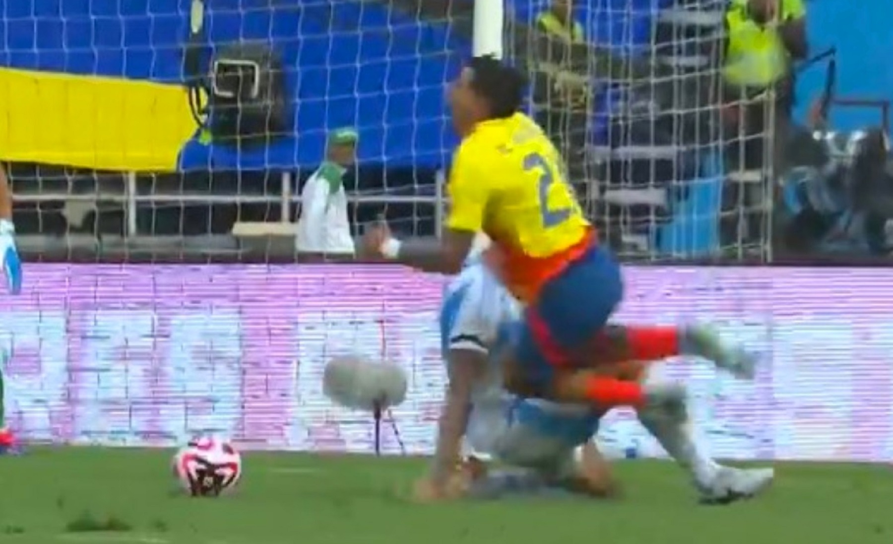 El polémico penal que sancionó el árbitro a favor de Colombia contra Argentina.