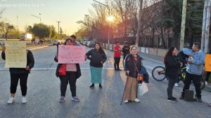 Denunciaron «abandono» de una mujer de 76 años y cortaron la colectora de la ex Ruta 22, en Neuquén