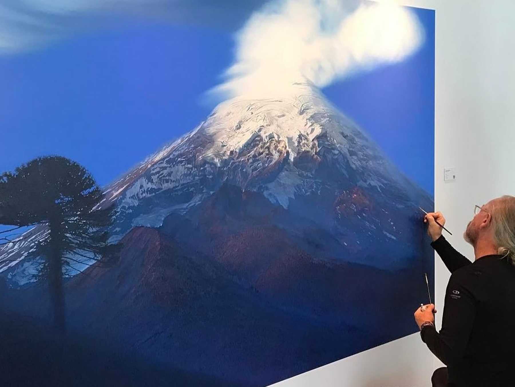 Pintó el volcán con una fumarola. Foto: gentileza