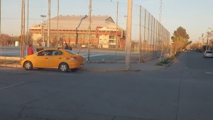 Volcó un taxi en el oeste de Neuquén: «Sigo sin entender qué pasó», dijo el chofer