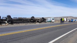 Murió un camionero tras un accidente en la Ruta 237: hay una mujer de Bariloche derivada con heridas