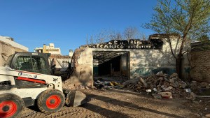 Demolieron un «aguantadero» en pleno centro de Cipolletti, tras años de abandono