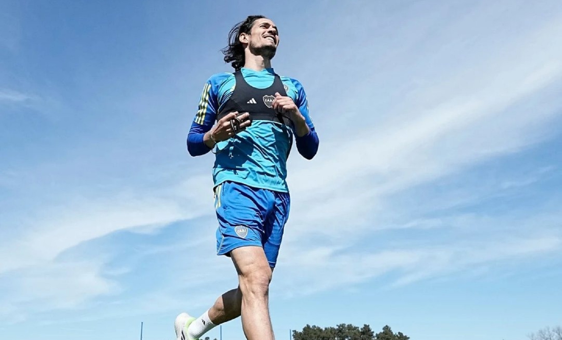 Edinson Cavani se entrenó a la par de sus compañeros y sería titular ante River. Foto: @BocaJrsOficial.