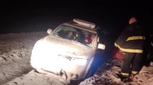 Imagen de Video | Rescate en Villa Pehuenia: una familia de Chile quedó atrapada en una ruta cerrada por la nieve