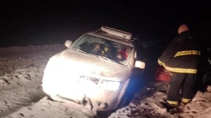 Video | Rescate en Villa Pehuenia: una familia de Chile quedó atrapada en una ruta cerrada por la nieve