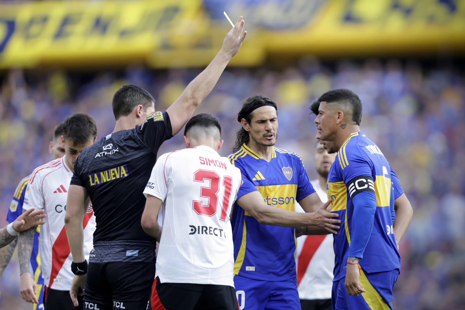 Nicolás Ramírez y un partido caliente en la Bombonera. (Foto: Fotobaires)