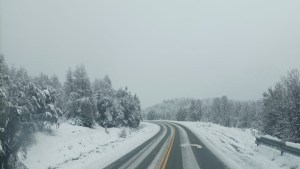 Rutas en Neuquén y Río Negro: precaución por nevadas y asfalto mojado que complican el tránsito