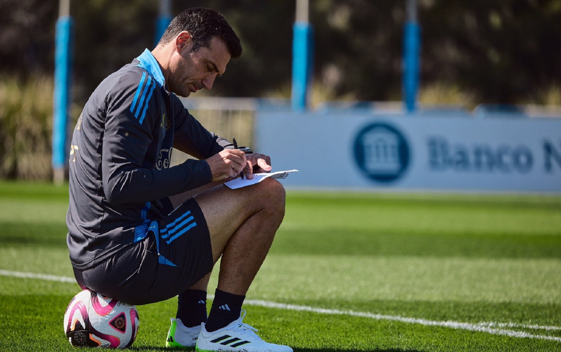 La Selección Argentina prepara una plan para su visita a Venezuela en la próxima fecha de Eliminatorias. Foto: @Argentina.