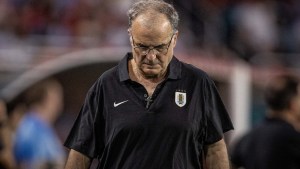 Marcelo Bielsa reservó a seis jugadores de la Liga Profesional para las Eliminatorias de Uruguay: quiénes son