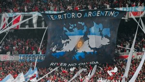 Conmebol le prohibió a River exhibir una bandera de Malvinas en el cruce de Libertadores: el insólito motivo