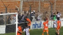 Imagen de Violencia en el fútbol de Ascenso: barras atacaron a dirigentes y se suspendió el partido