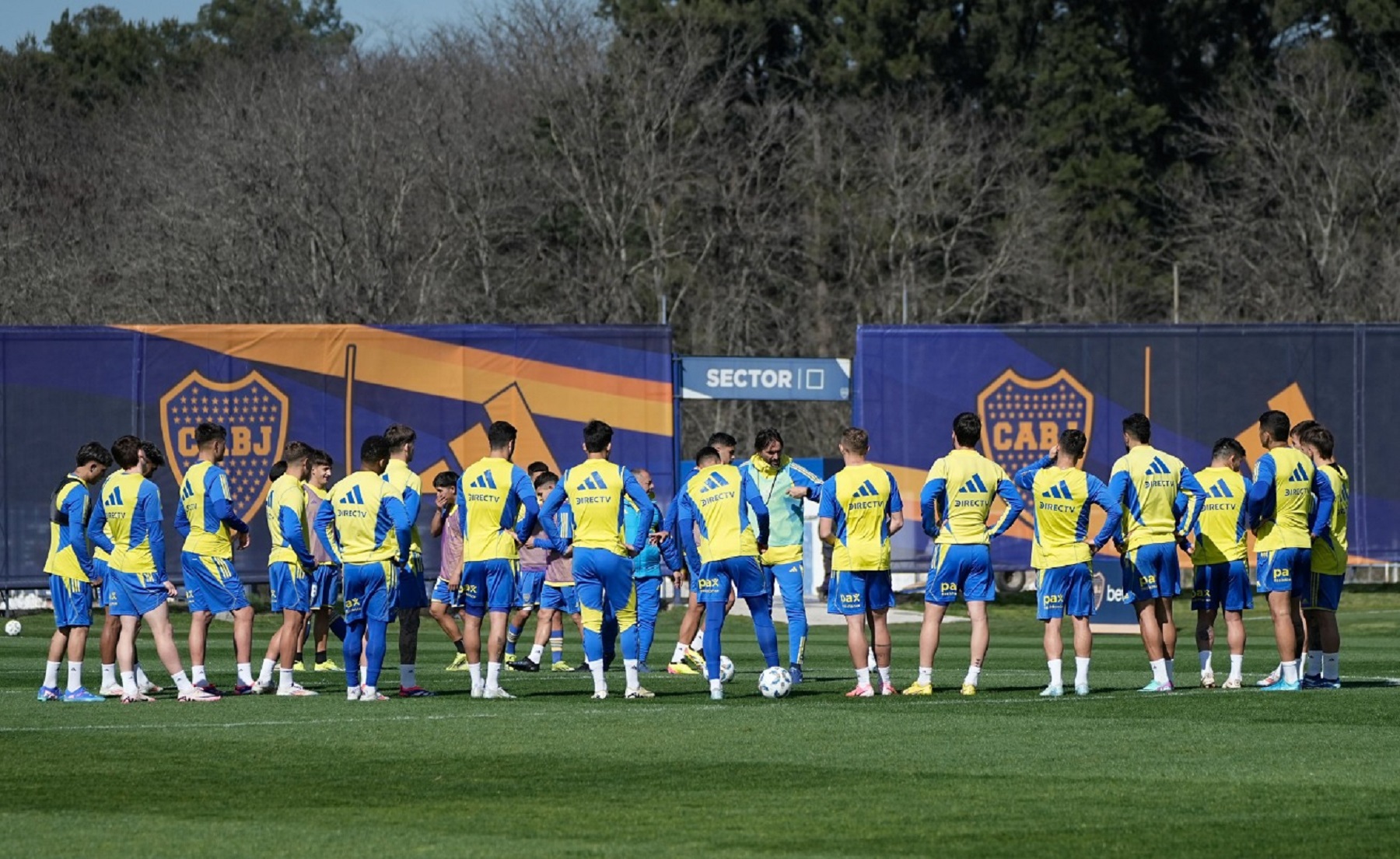 Diego Martínez probó dos equipos en la práctica de este miércoles en Boca. Foto: @BocaJrsOficial.