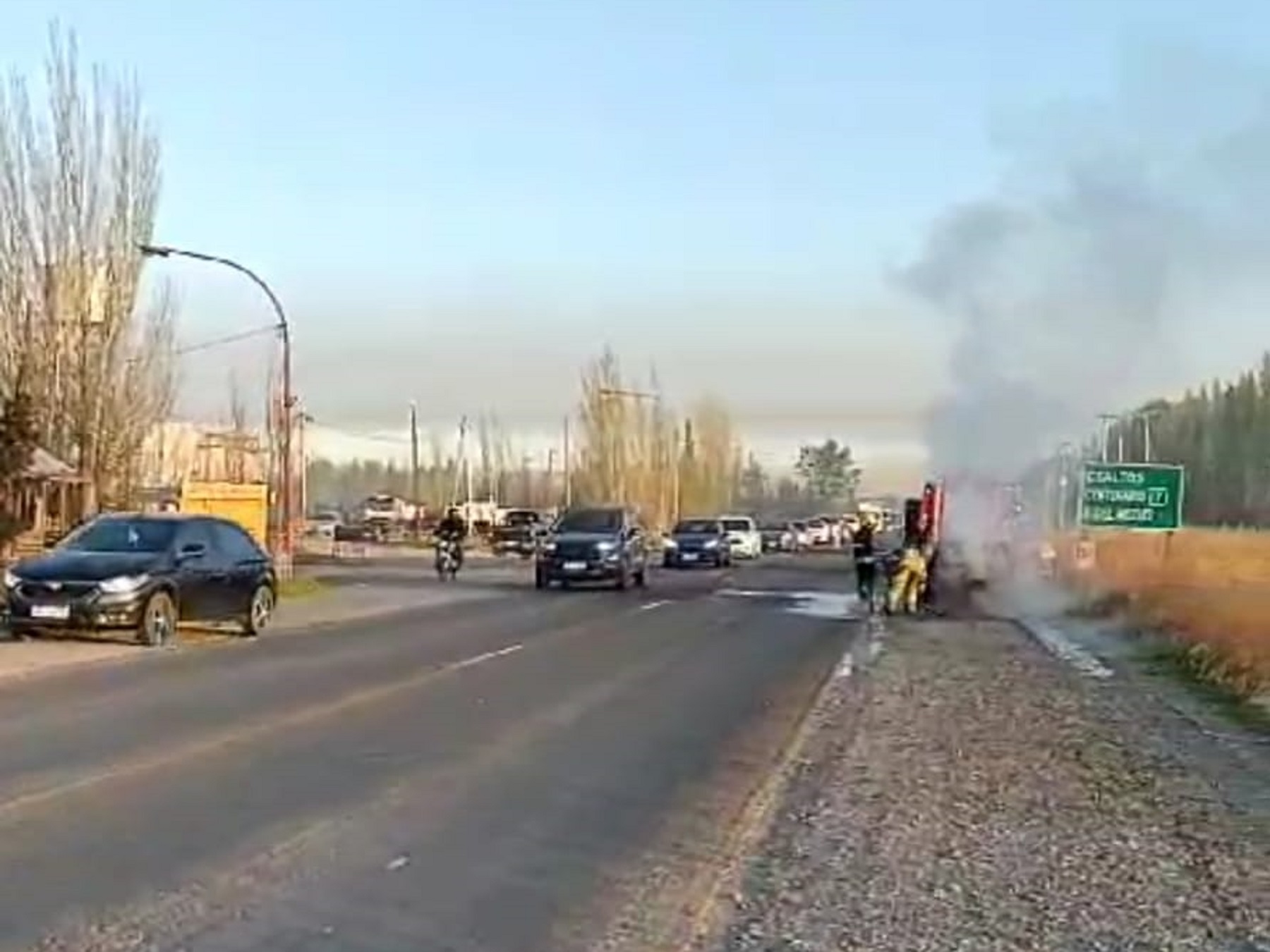 Humo en el Tercer Puente: en la Ruta 151 se incendió un auto.