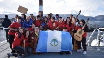 Imagen de Video | De Aluminé al fin del mundo: la Orquesta Infantil y Juvenil tocó el himno en Ushuaia y emocionó a todos