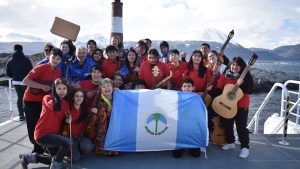 Video | De Aluminé al fin del mundo: la orquesta infanto juvenil tocó el himno en Ushuaia y emocionó a todos