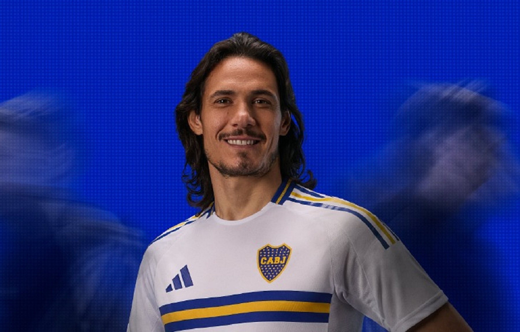 Edinson Cavani presentó la nueva camiseta alternativa de Boca. Foto: @BocaJrsOficial.