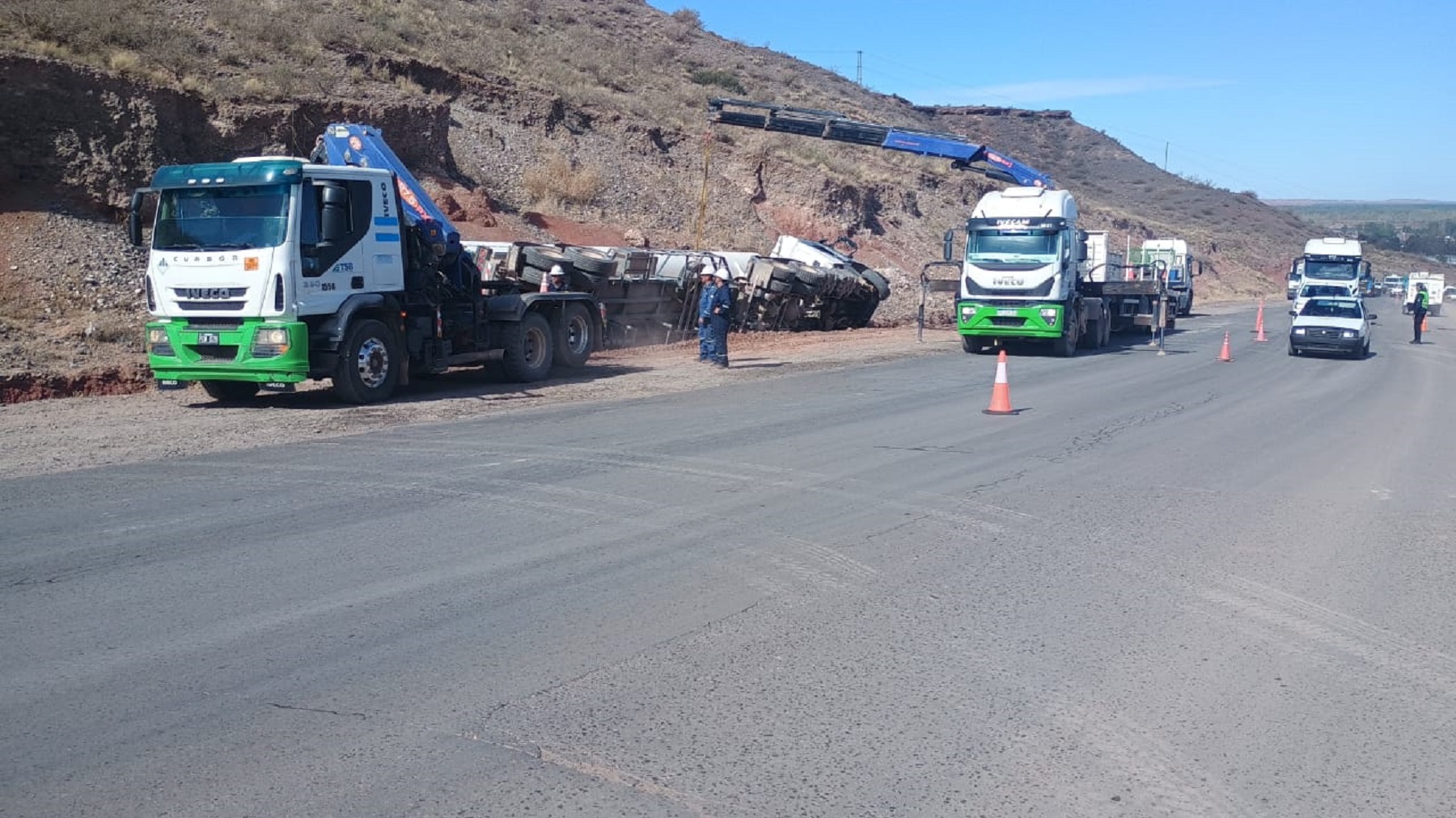 Camión volcó en Ruta 7 en Añelo. Foto: gentileza. 