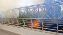 Imagen de Incendio y congestión en los puentes Neuquén-Cipolletti este viernes: lograron contener el fuego