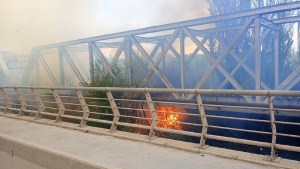 Incendio y congestión en los puentes Neuquén-Cipolletti este viernes: lograron contener el fuego