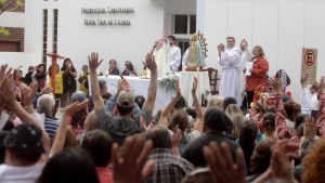 Miles de fieles peregrinaron a Centenario por la unidad: Croxatto alzó su voz por el 52% de pobreza