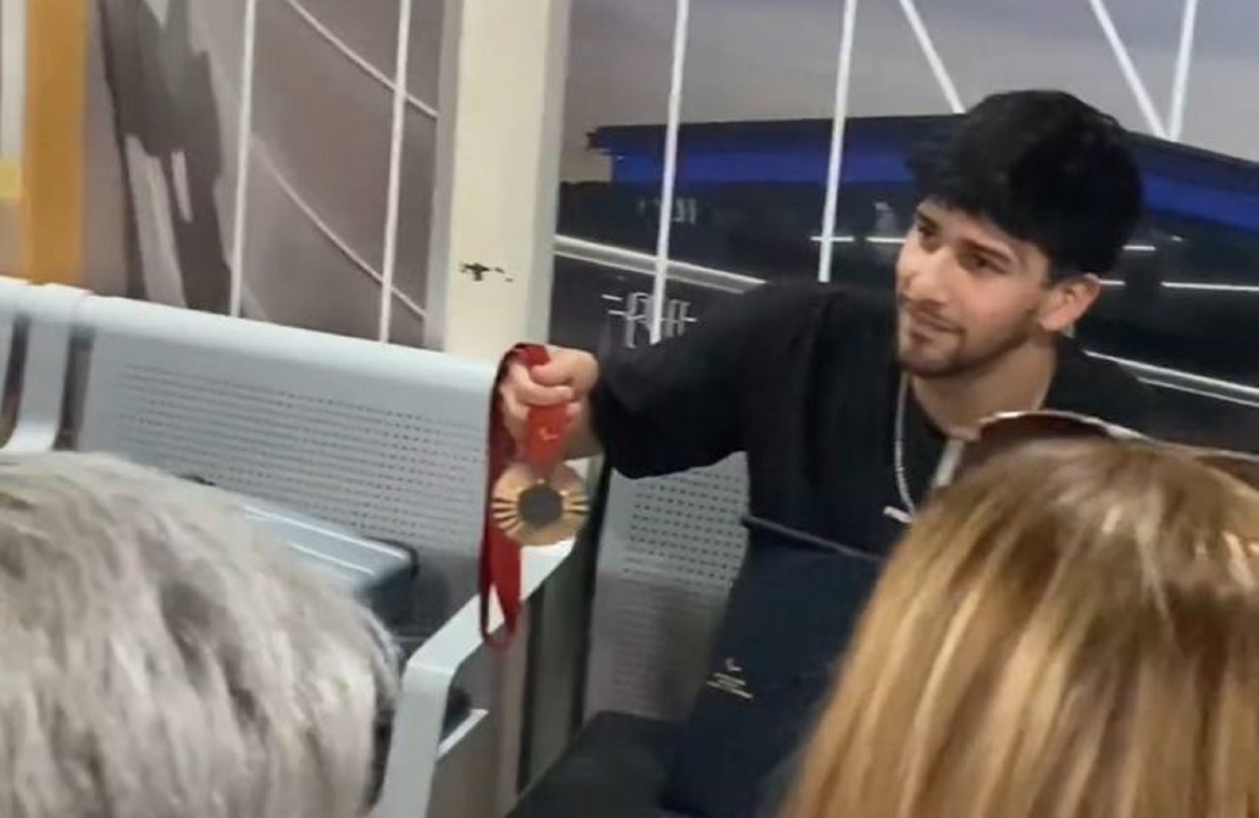 Iñaki Basiloff exhibió sus medallas durante el recibimiento en Neuquén.