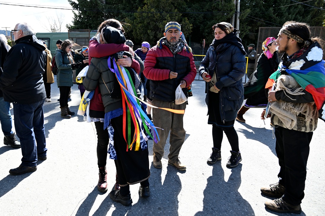 En el exterior del Escuadrón de Gendarmería hubo personas que se acercaron a acompañar a los imputados. Foto: Chino Leiva