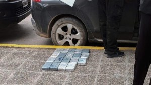 Lo atraparon tras fugarse de un control en Neuquén: llevaba más de 30 kilos de cocaína en el auto