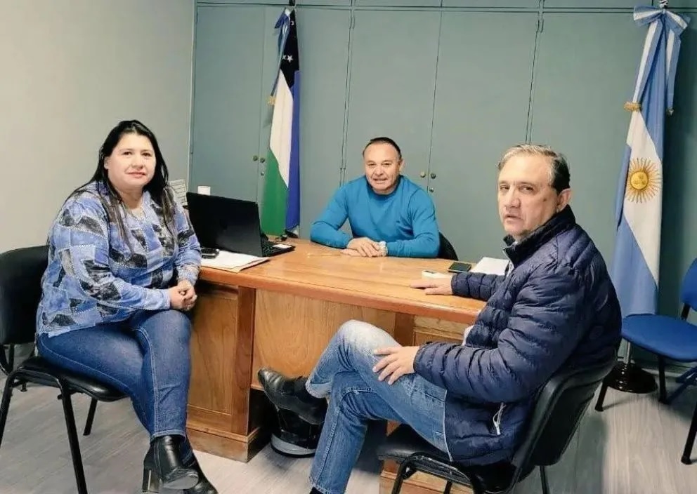 Yolanda Mansilla, Ariel Rivero y César Domínguez, antes del conflicto. El legislador roquense está hoy en La Libertad Avanza.