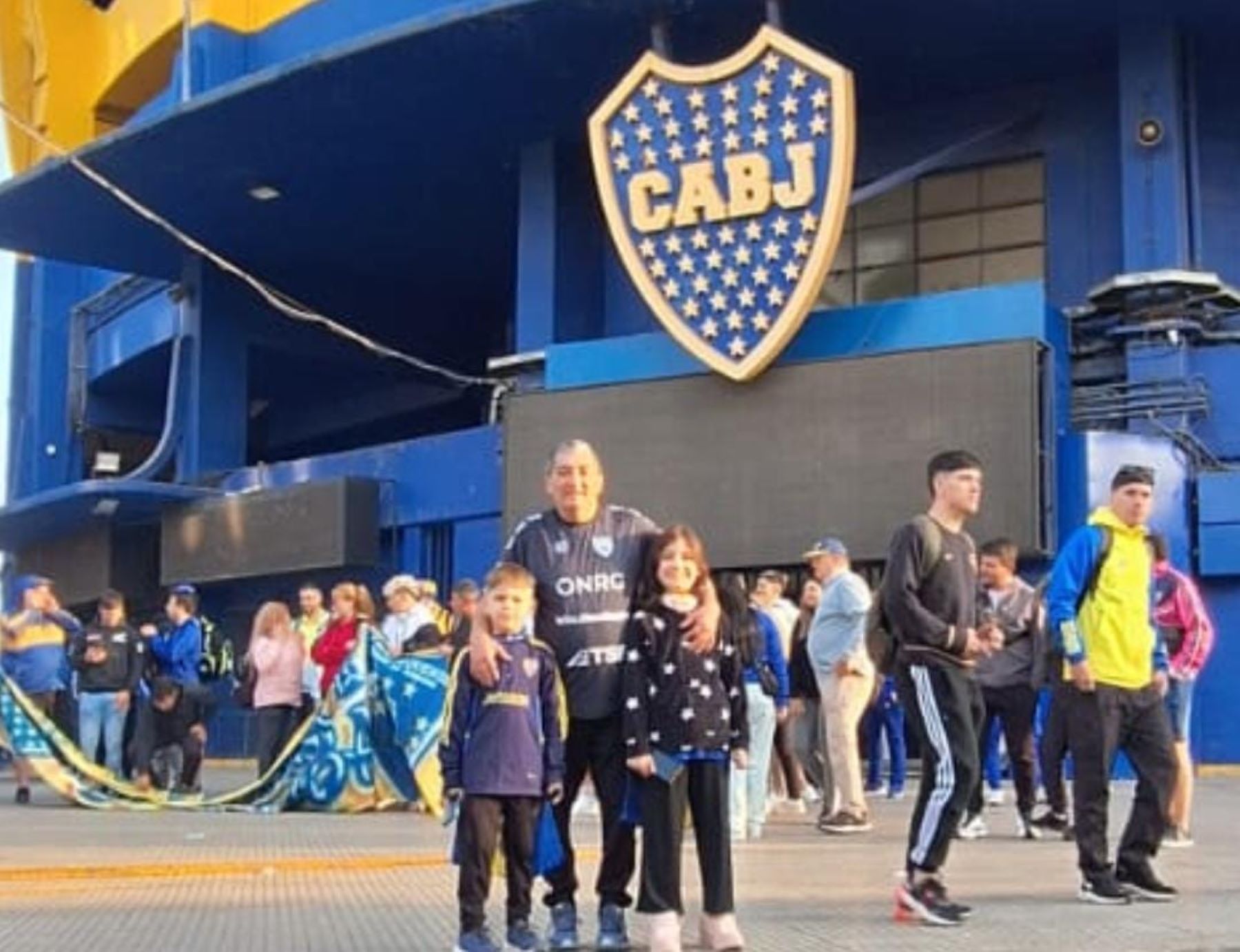 Lucho, junto a sus nietos para ver el Superclásico. 