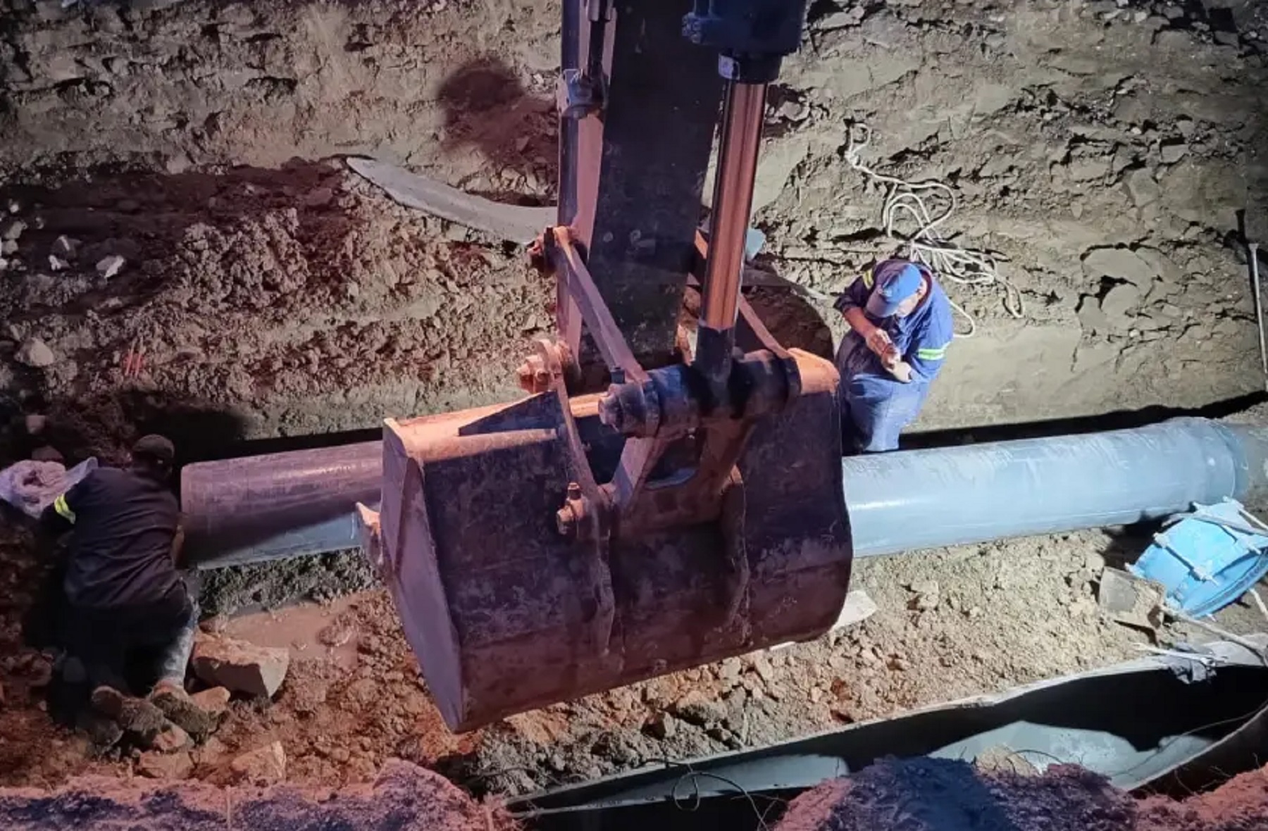 En la madrugada fue reparada la fuga de agua cruda.