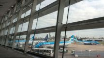 Imagen de Hay más de 300 vuelos cancelados de Aerolíneas Argentinas por un paro de pilotos y tripulantes