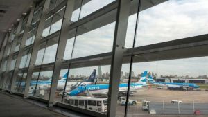 Hay más de 300 vuelos cancelados de Aerolíneas Argentinas por un paro de pilotos y tripulantes