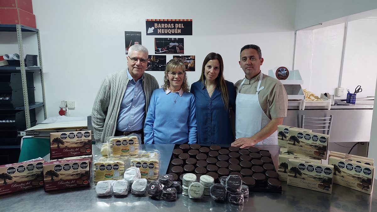 Orlando, Mariel, Belén y Hernán, los hacedores de los alfajores Bardas del Neuquén.