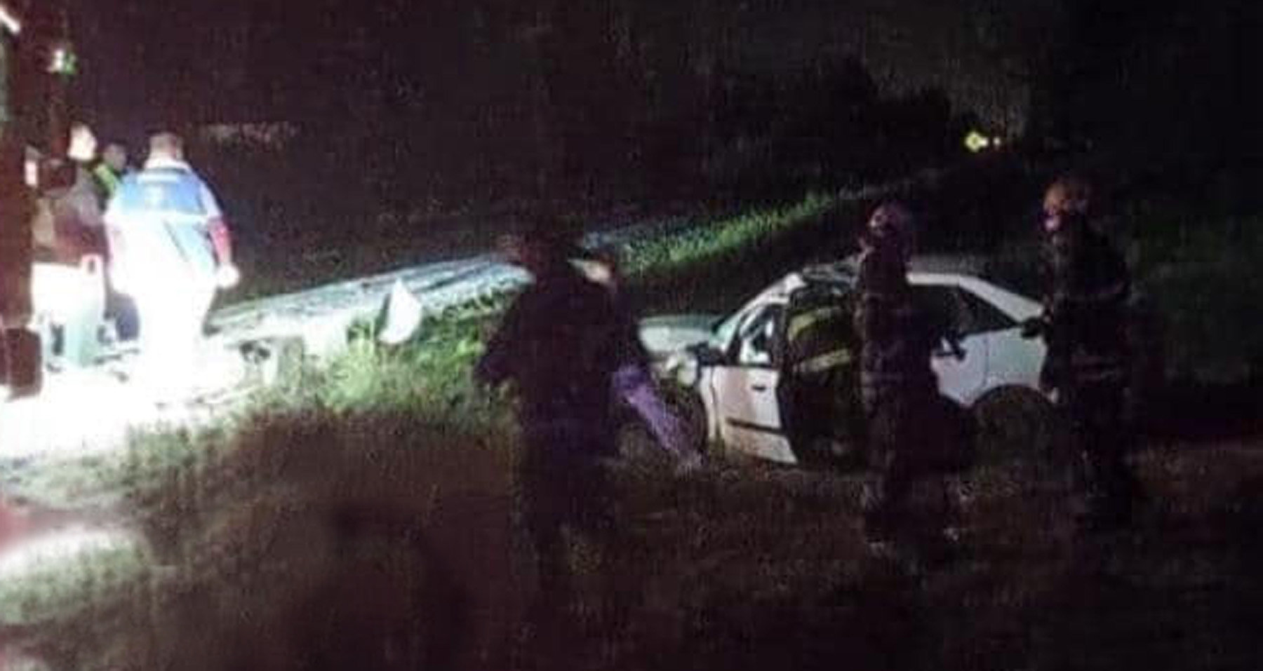 Bomberos Voluntarios de Allen trabajaron en el rescate de los ocupantes del choque frontal en la Ruta 22.