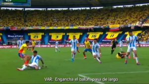 Las dudas del VAR y del árbitro en el penal de Colombia contra Argentina: «No veo falta»