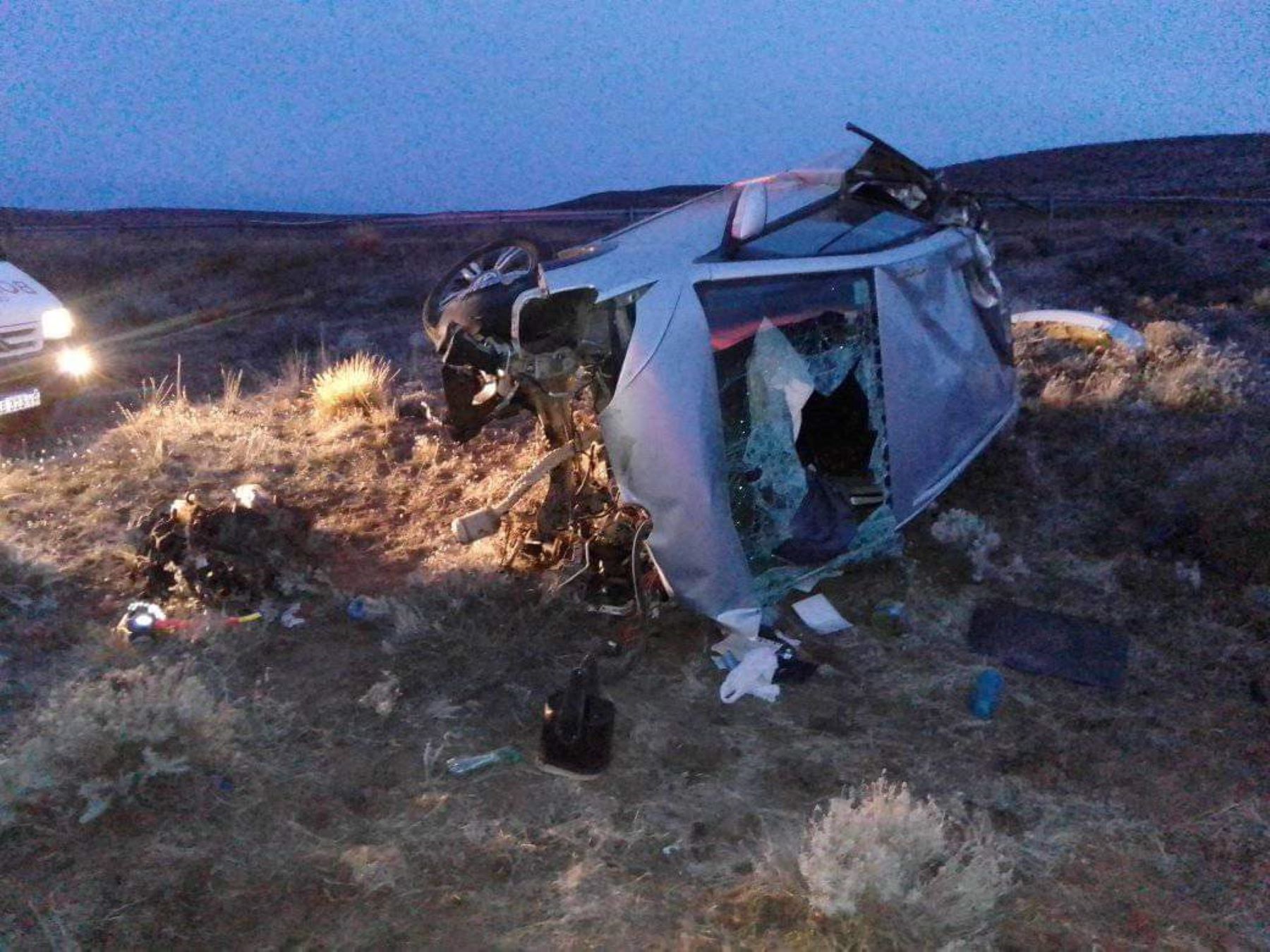 Hubo un impresionante vuelco sobre Ruta 237, en Piedra del Águila. Foto; Gentileza